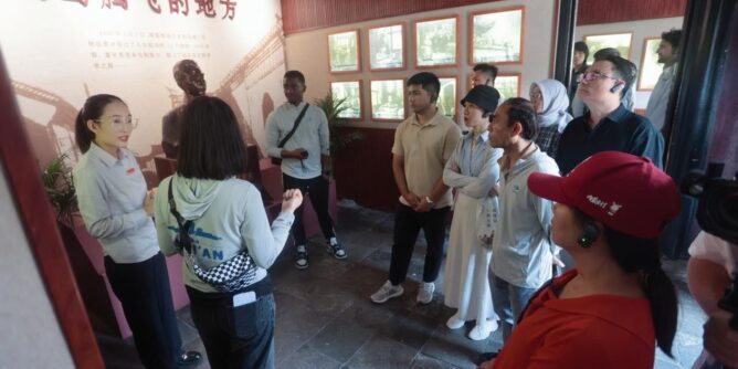 Chinese and Foreign “Generation Z” Journalists Explore the Millennial Charm of the Ancient City